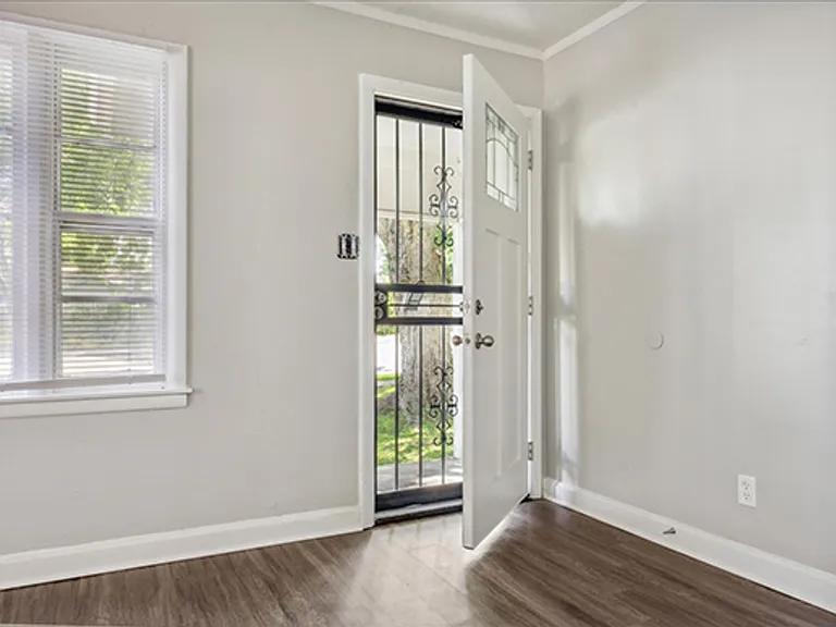 2048 Whitney Ave — Photo 8