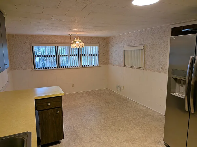 Kitchen eat-in dining area