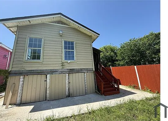 2729 E Commerce St — Photo 14