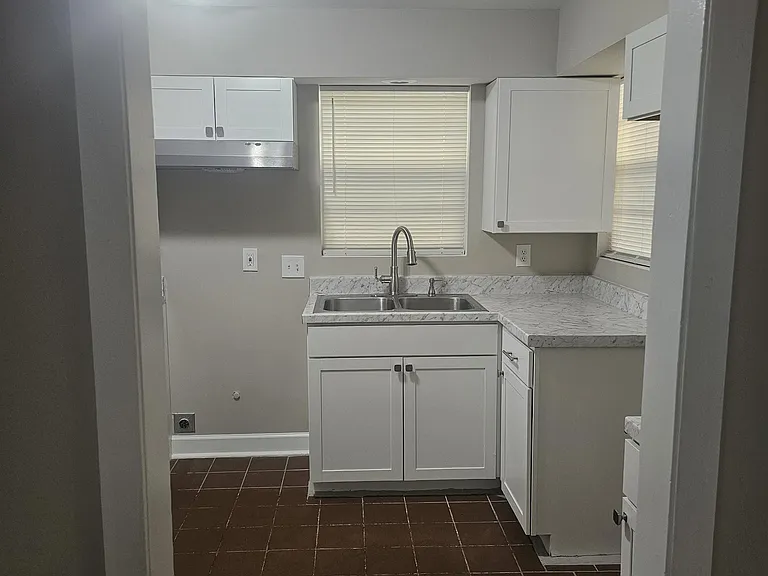 1725 Claire Ave — Photo 5