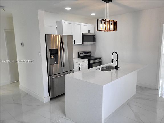 4th image of 809 NW 15th Ter