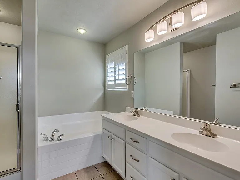 1643 W Wynview Ln — Photo 10