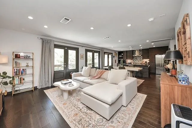 1410 Hyde Park Blvd #203 — Photo 26