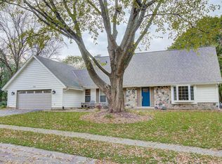 704 Old Tower Rd, Oconomowoc, WI 53066