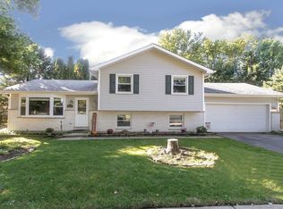 879 Division St, South Elgin, IL 60177