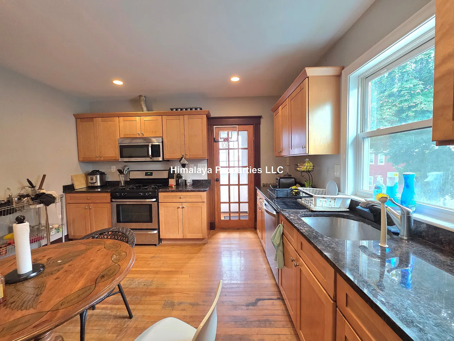 6 bed, 9999 sqft, $8,200 — Photo 1
