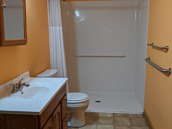 3rd image of 810 Cherry Hill Dr