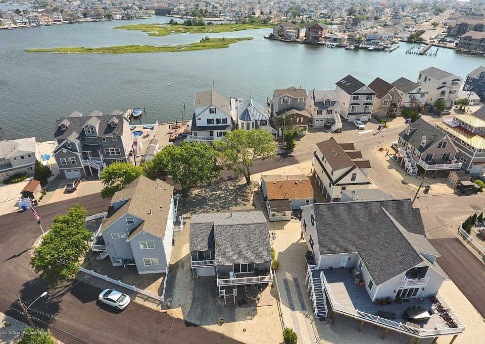 1st image of 20 Harborside Dr W