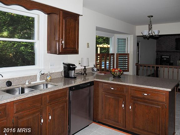 4th image of 28 Lord Fairfax Dr