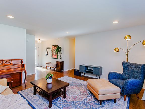5th image of 740 W Bryn Mawr Ave