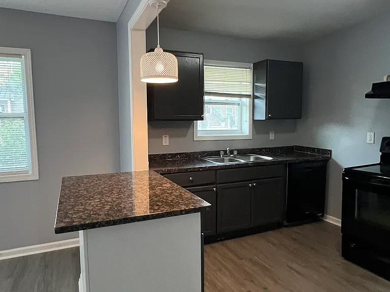 305 W Oak St #B — Photo 12