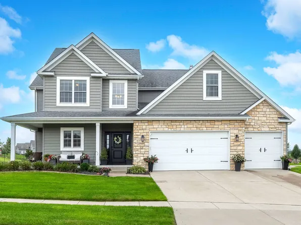 32 Blackstone Way, Le Claire, IA 52753