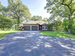 3800 Valley Oaks Dr, Clinton, IA 52732