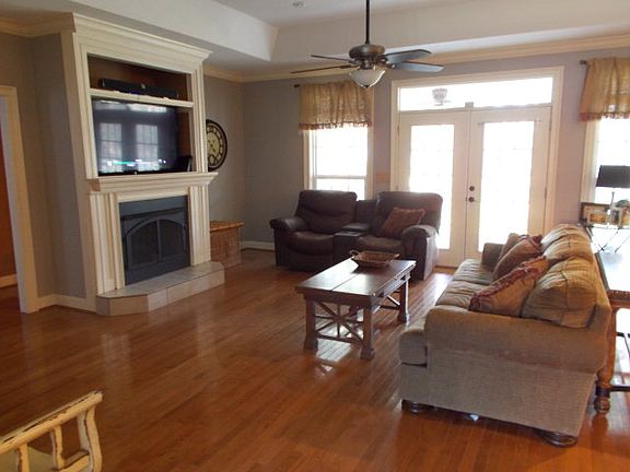 3rd image of 605 River Oaks Dr