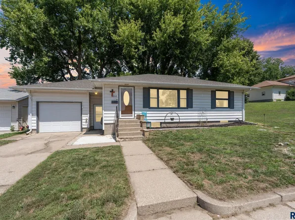 206 E 4th St, Dell Rapids, SD 57022