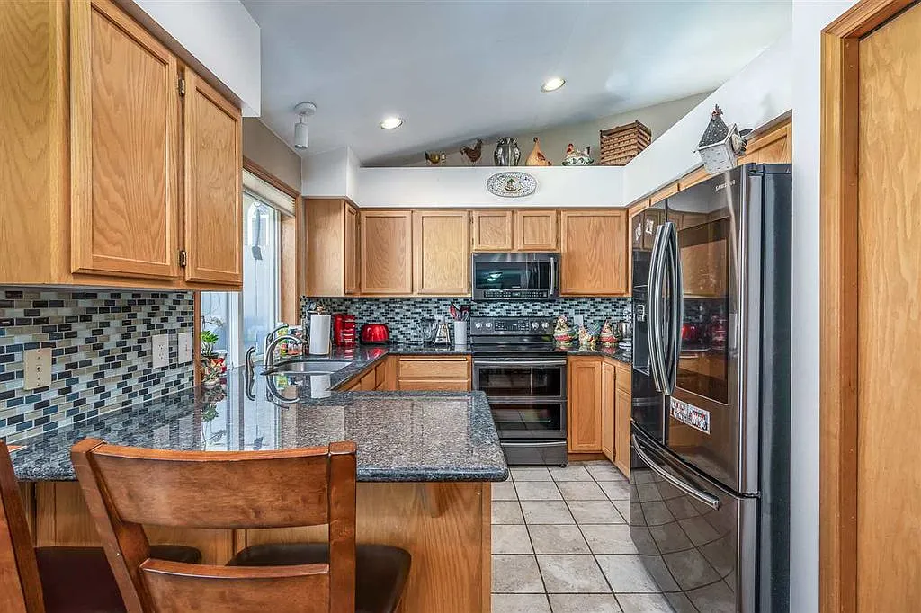 5 bed, 3549 sqft, $3,095 — Photo 4