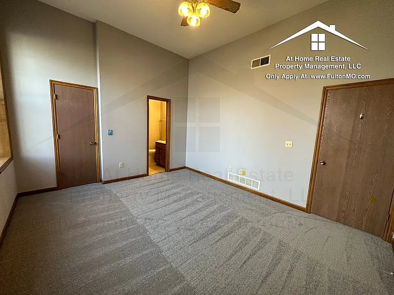 103 E 10th St #13 — Photo 17