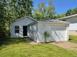 2840 Oldsmobile Ave, Waterford, MI 48328