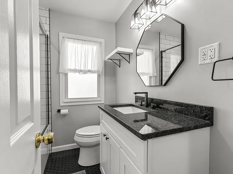 2215 Rowland Ave — Photo 20