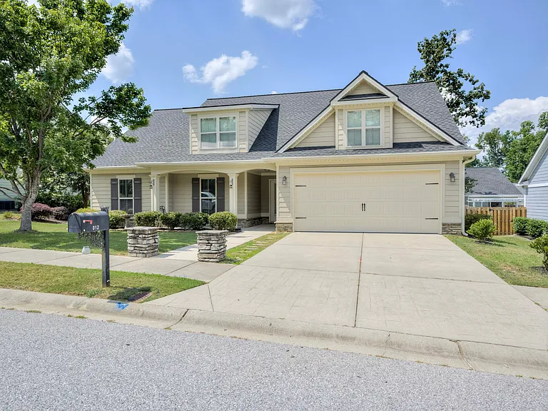 812 Paisley Ln — Photo 2