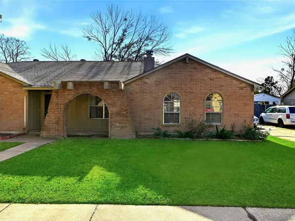 3735 Meadow Place Dr, Houston, TX 77082