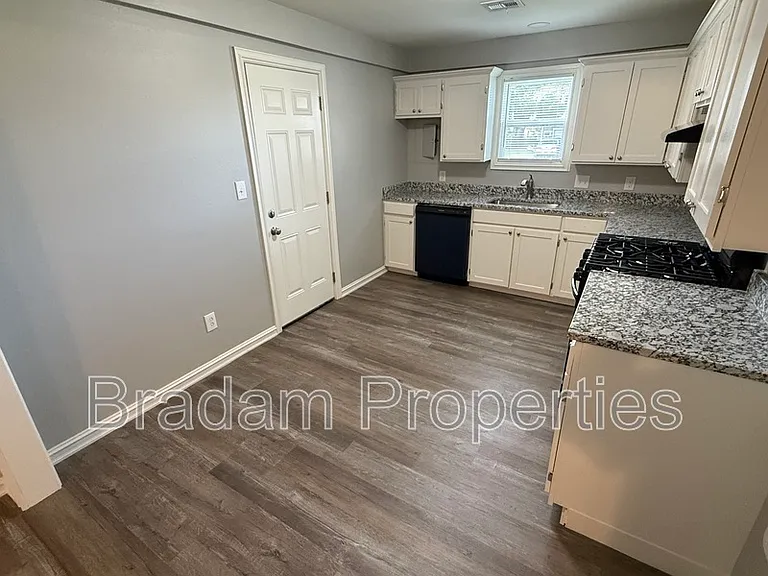 402 S Cedar St — Photo 3