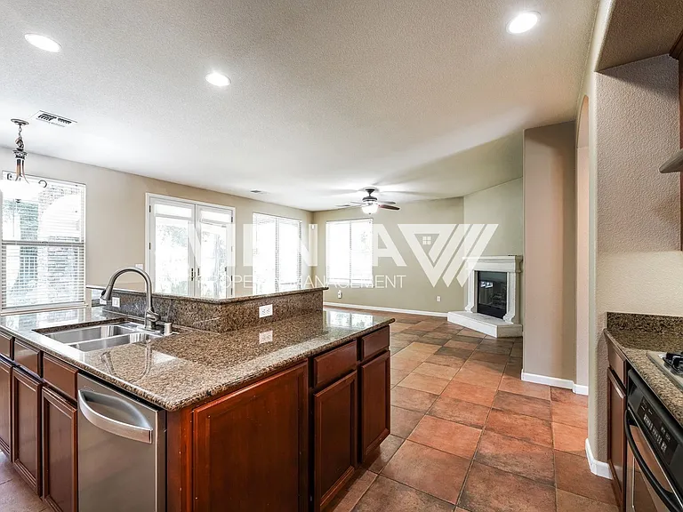 1014 Waterford Dr — Photo 8