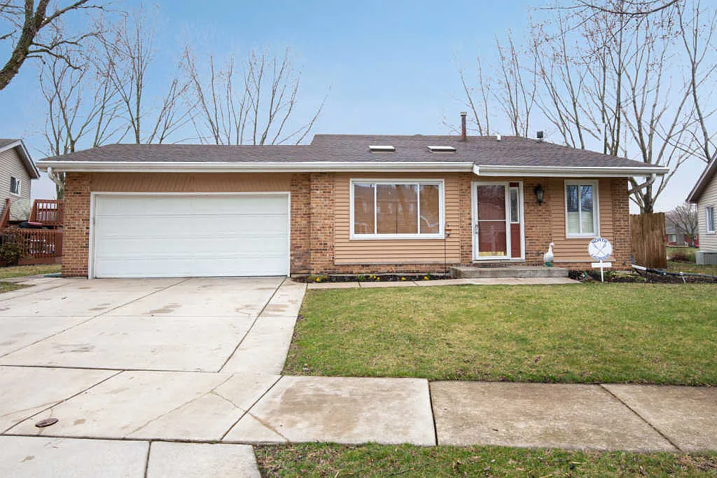 5S770 Springdale Dr photo 1