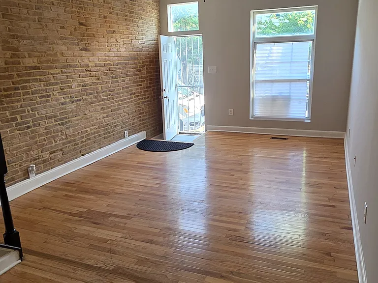 2415 Jefferson St — Photo 3