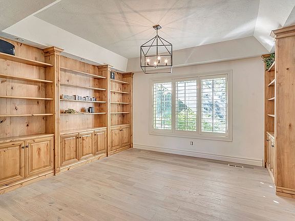 5th image of 10855 S Country Creek Dr
