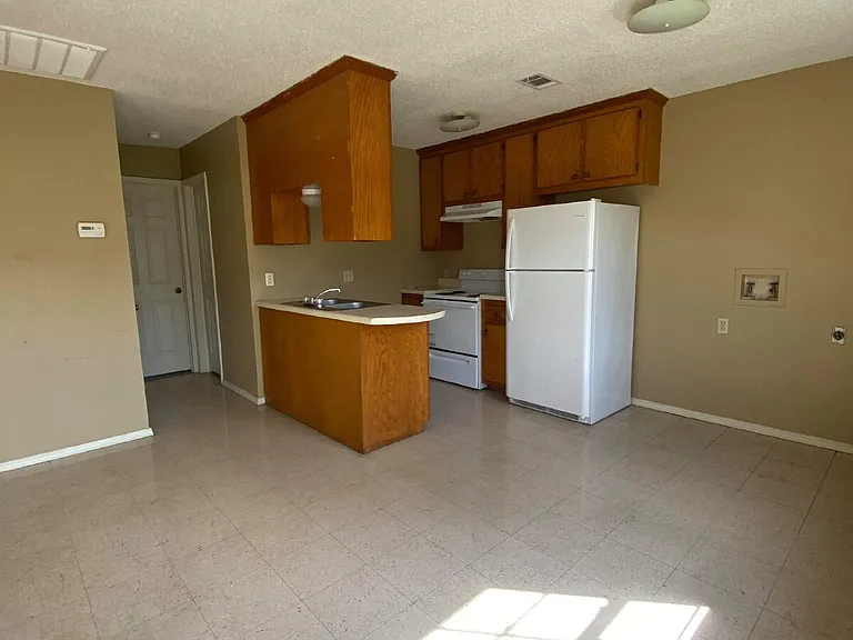 689 Jill Ln #A — Photo 2