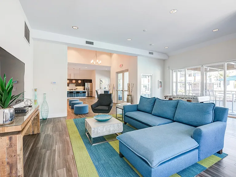 Beverly Plaza Apartments — Photo 45