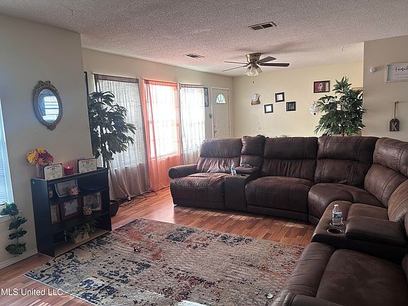 4th image of 5013 Cambridge Dr
