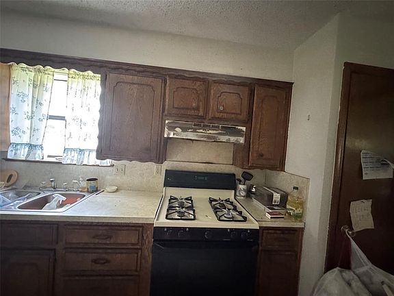 4th image of 607 SE 4th St