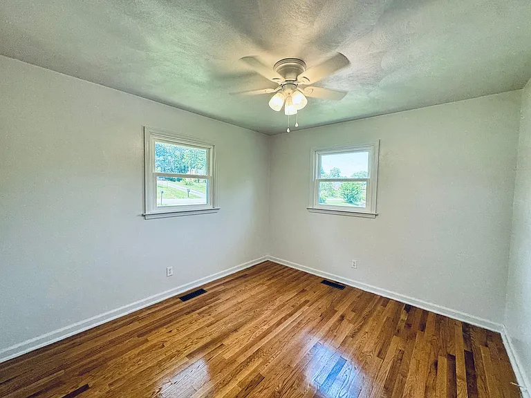 1027 Woodhaven Dr — Photo 9