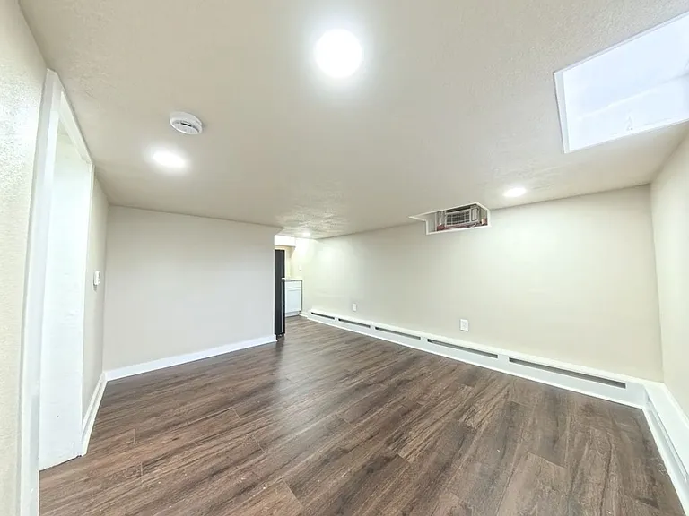 511 W State St — Photo 4