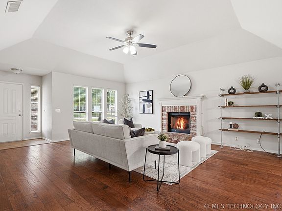 2nd image of 4106 S Sycamore Pl