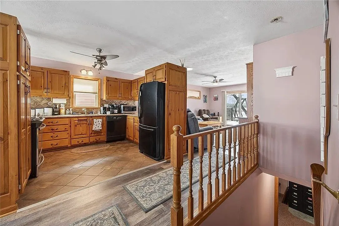 3 bed, 2.0 bath, 1040 sqft, $4,400 — Photo 4