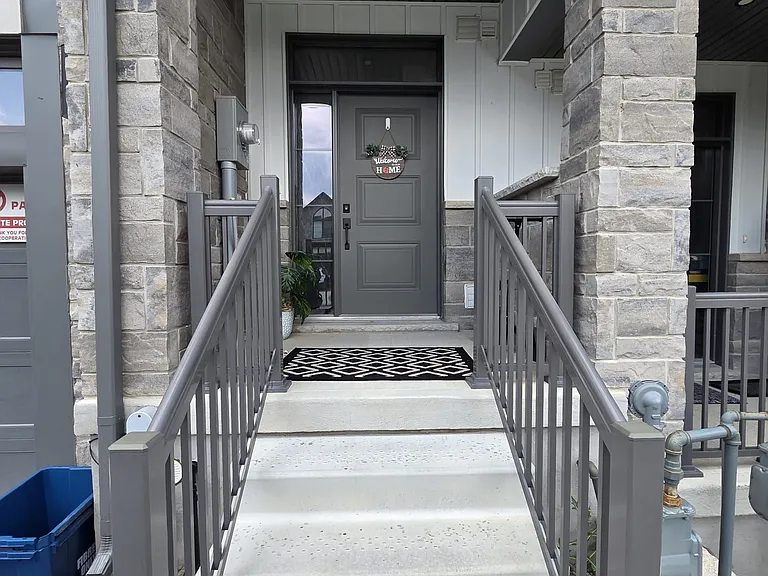 36 Queensbrook Cres — Photo 2