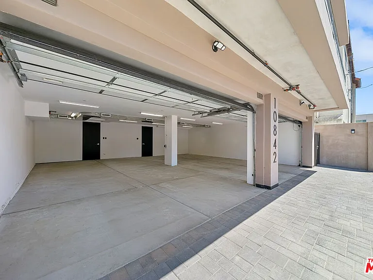 10842 Victory Blvd #201 — Photo 31