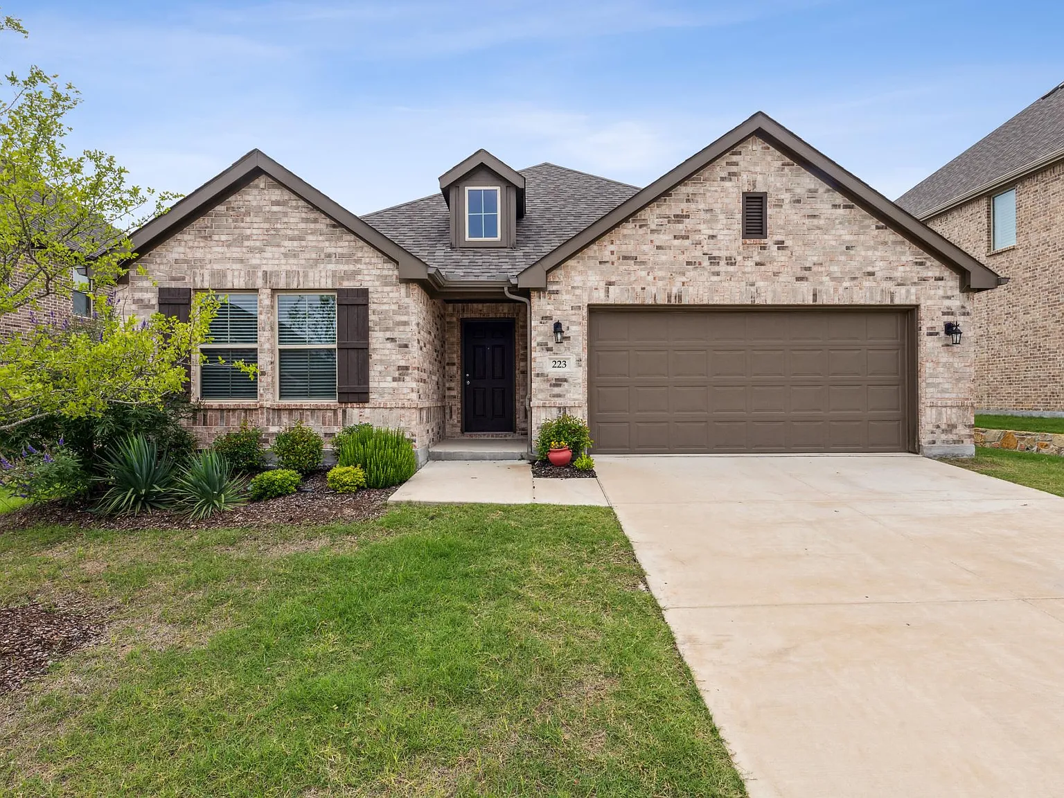223 Headwater Dr — Photo 1