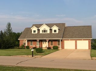 2288 Wedgewood Dr, Dubuque, IA 52002