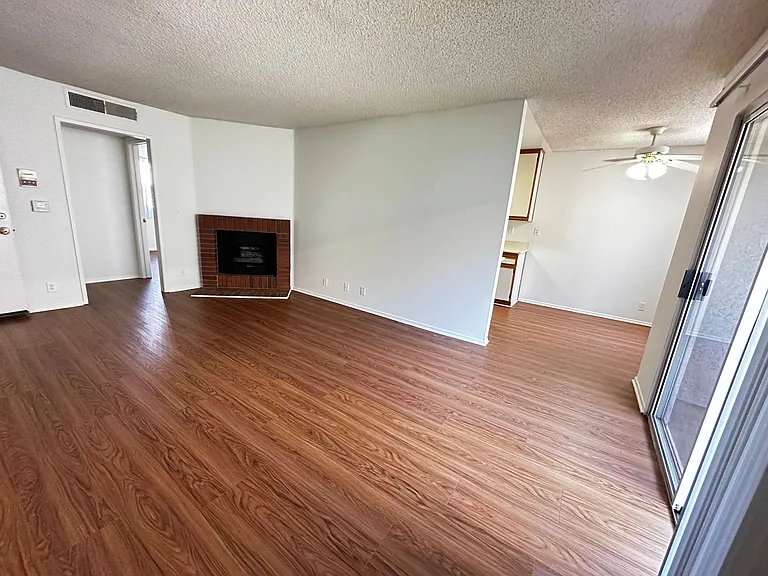 445 E Tujunga Ave — Photo 2