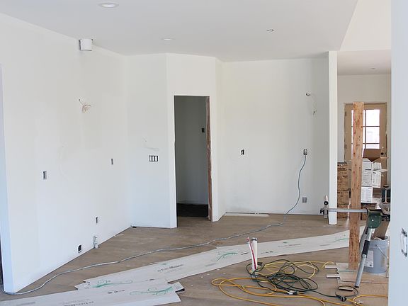 4th image of 289 Solomia Ct