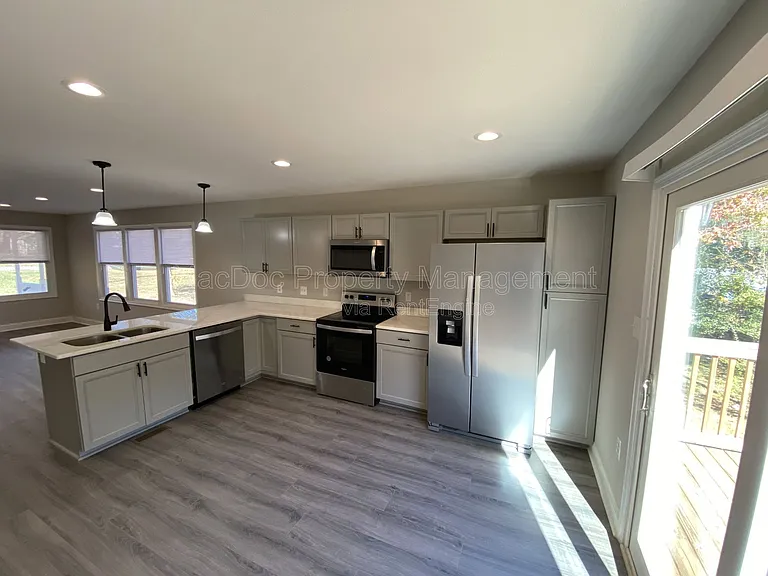 77 Lakeview Dr — Photo 10