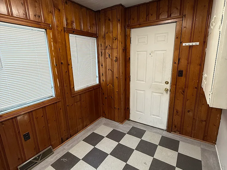 524 Upton Ave — Photo 9
