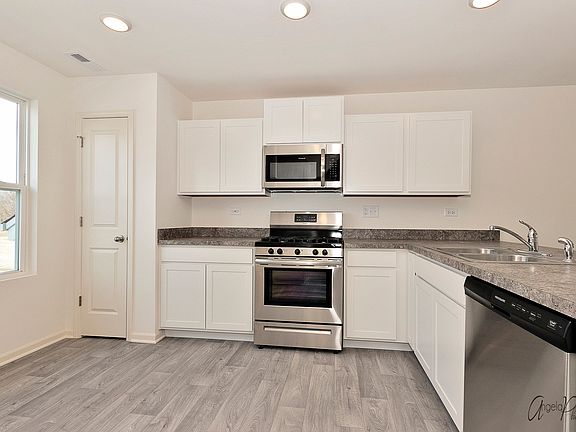 4th image of 145 Goldenrod Dr