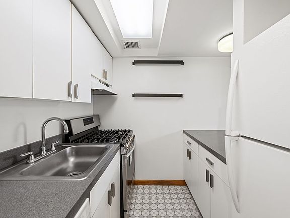 4th image of 300 E 4th St APT 3C