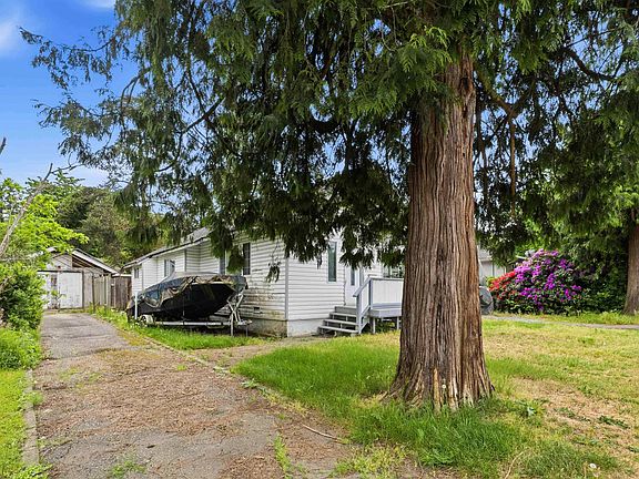 3rd image of 11328 Maple Cres