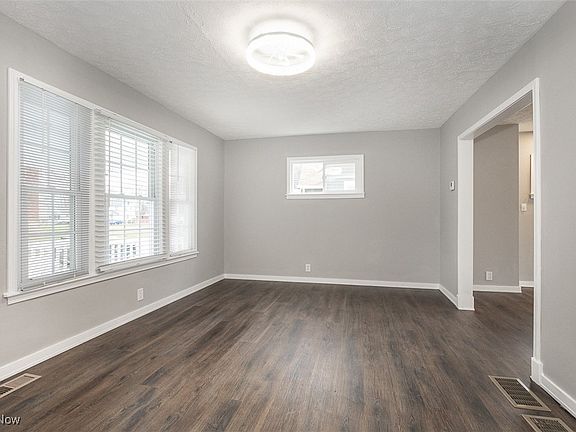 4th image of 1935 Hamilton Ave